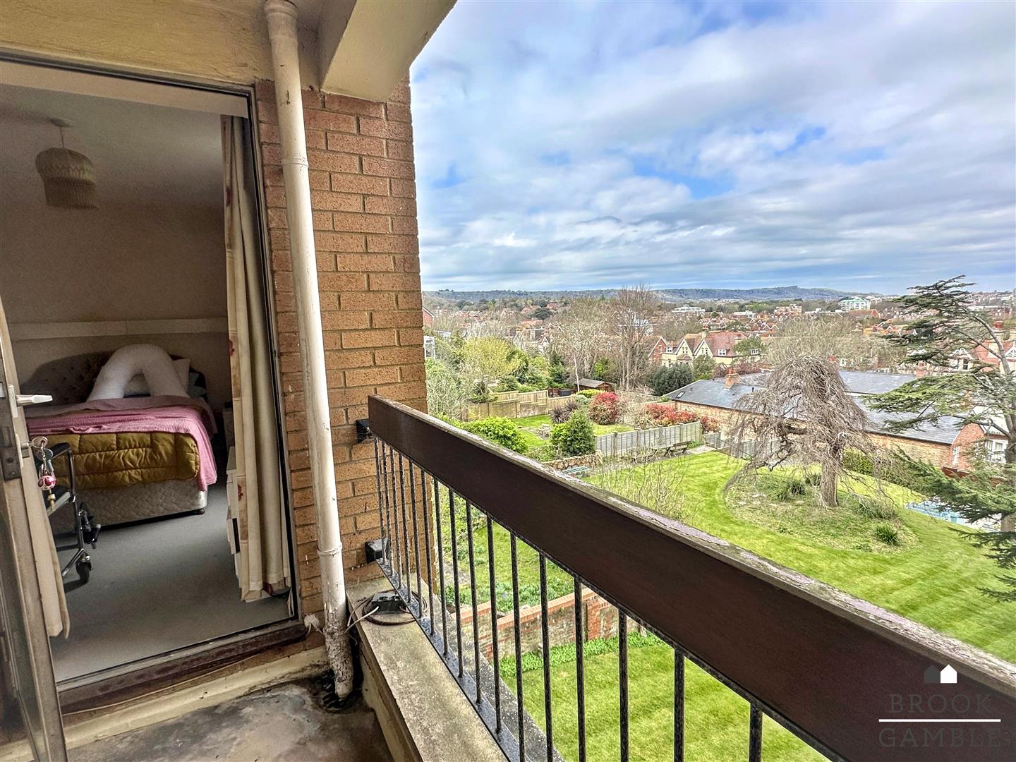 3 Bedroom Flat. St. Johns Road in Eastbourne,  19